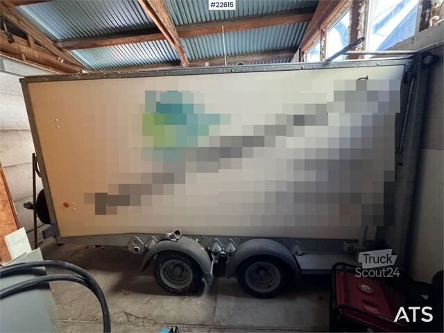 Remorcă cu caroserie Ifor Williams cu aparat de spălat cu presiune Nilfisk Ifor Williams cabinet trailer w/ Nilfisk High-pressure washer