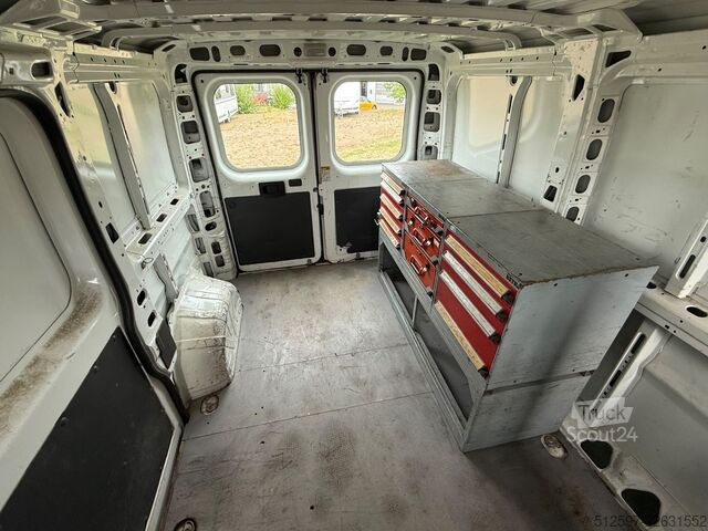 Furgon blaszak FIAT Ducato Kasten m. Werkbank & -regalen, Rfk