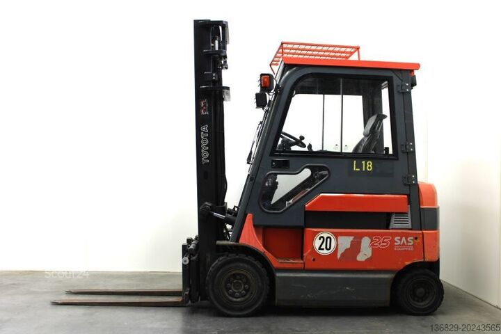 Wózek widłowy czołowy Toyota 7FBM25