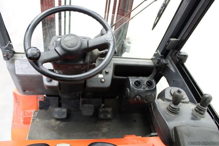 Frontgaffeltruck Toyota 7FBM25