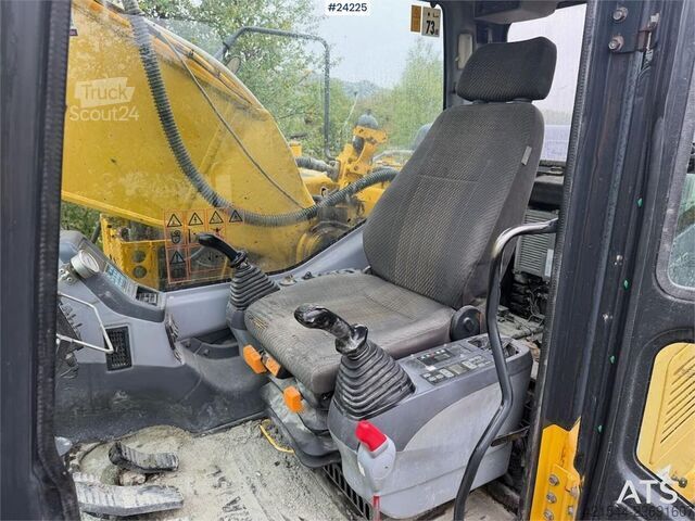 Pelle sur chenilles Komatsu PC240LC-7K excavator w/ 2 buckets – prepared for m