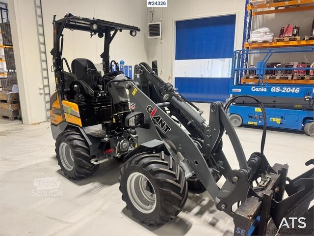 Nakladalnik GiANT G2200 Wheel Loader w/ Pallet Forks and 2 Buckets –