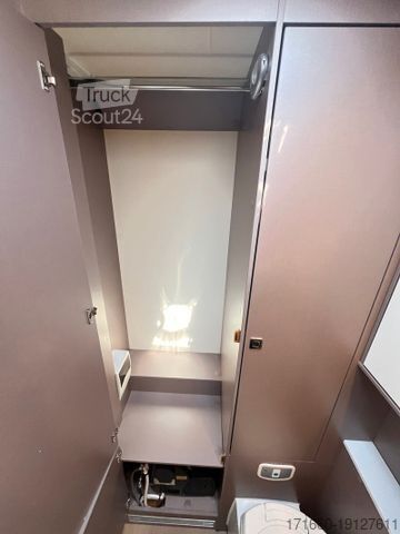 Ημιενσωματωμένο αυτοκινούμενο τροχόσπιτο BÜRSTNER Lyseo TD 594