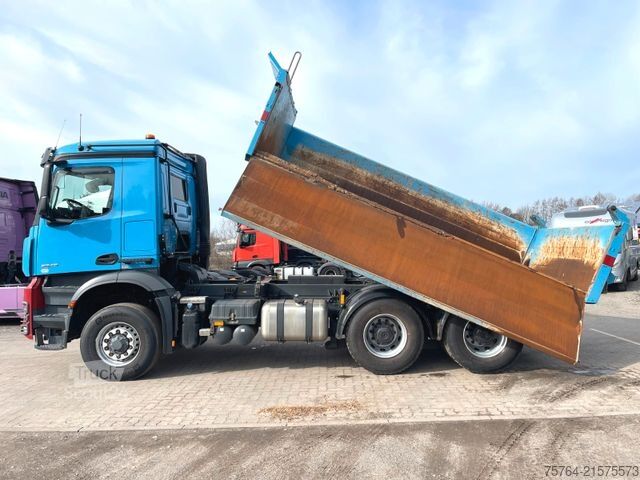 Camión volquete trilateral MERCEDES-BENZ 2643 Arocs/Meiller Kipper/Bordmatik/6x6H/1.Hand