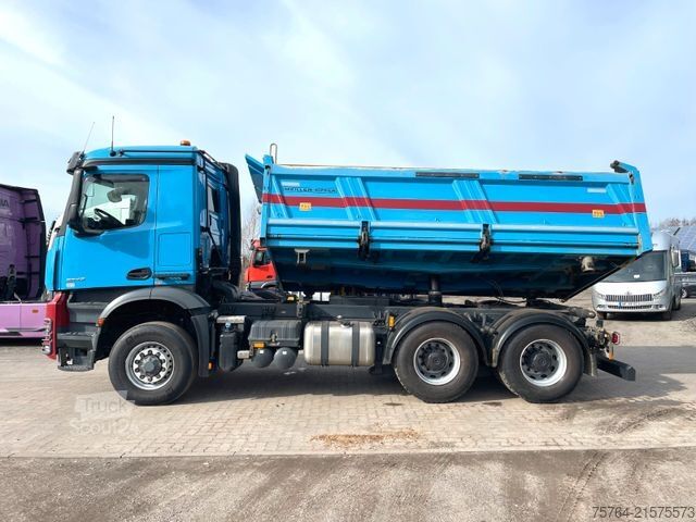 Camión volquete trilateral MERCEDES-BENZ 2643 Arocs/Meiller Kipper/Bordmatik/6x6H/1.Hand