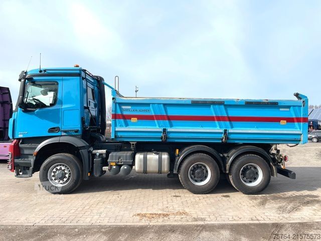 Camión volquete trilateral MERCEDES-BENZ 2643 Arocs/Meiller Kipper/Bordmatik/6x6H/1.Hand