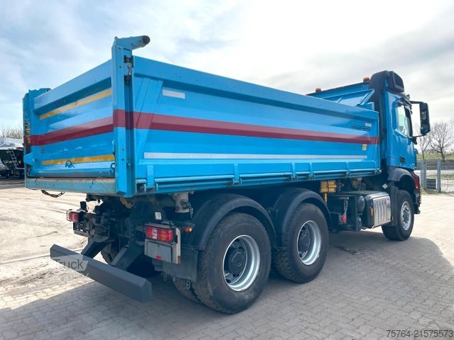 Camión volquete trilateral MERCEDES-BENZ 2643 Arocs/Meiller Kipper/Bordmatik/6x6H/1.Hand