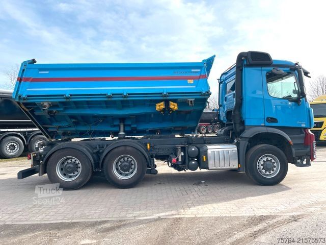 Camión volquete trilateral MERCEDES-BENZ 2643 Arocs/Meiller Kipper/Bordmatik/6x6H/1.Hand