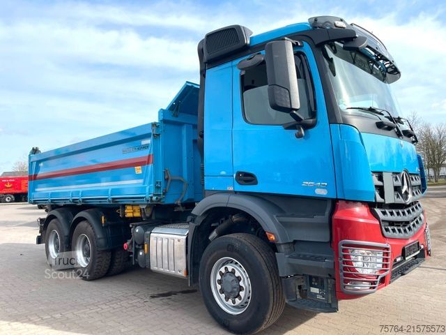 Camión volquete trilateral MERCEDES-BENZ 2643 Arocs/Meiller Kipper/Bordmatik/6x6H/1.Hand