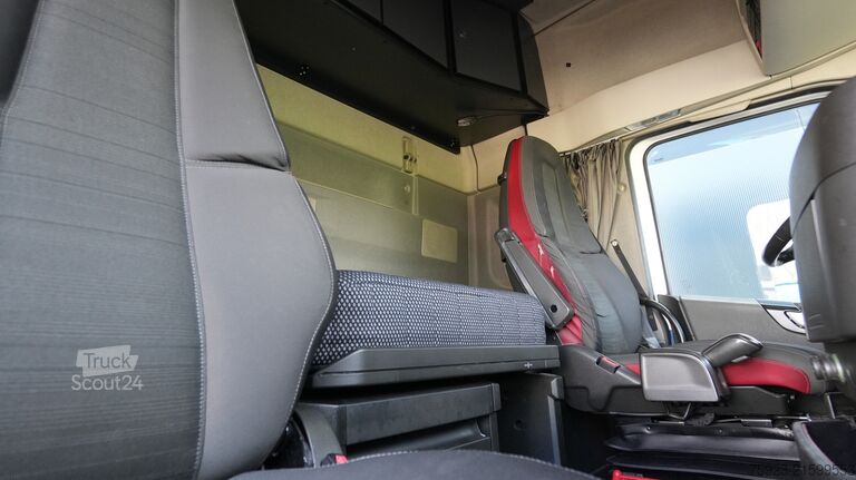 Gevaarlijke stoffen Volvo FH 420 ADR Globetrotter with COMPRESSOR