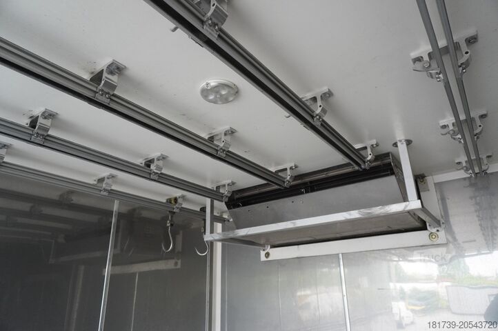 Ciężarówka chłodnia hakowa Renault D13 / 140 tho km !!! / Meat hooks