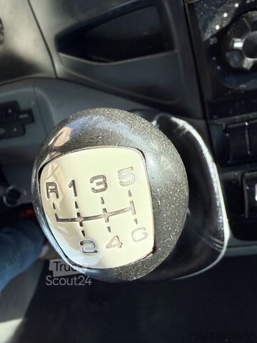 Samochód ciężarowy ze stałą zabudową Iveco 