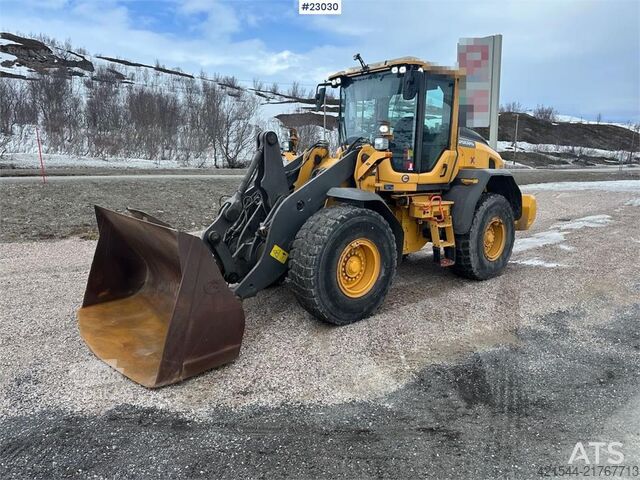Krautuvas Volvo L90H wheel loader with joystick control and a buck