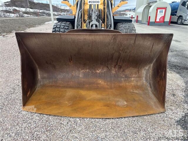 Krautuvas Volvo L90H wheel loader with joystick control and a buck