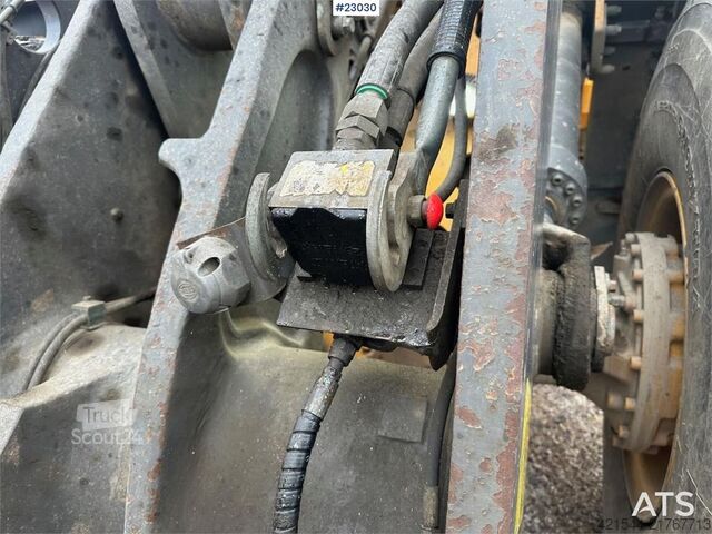 Krautuvas Volvo L90H wheel loader with joystick control and a buck