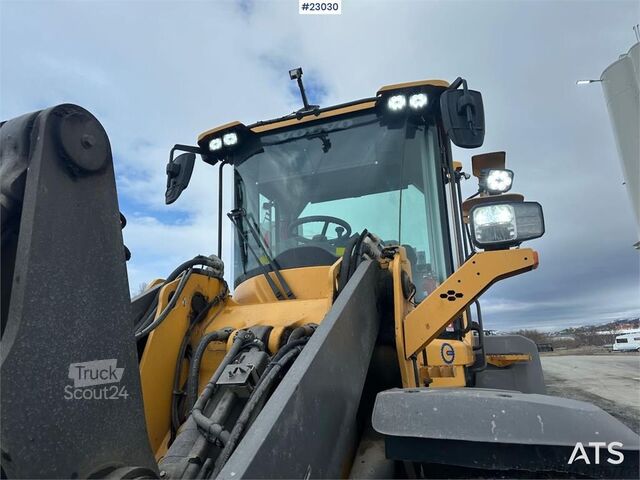 Krautuvas Volvo L90H wheel loader with joystick control and a buck