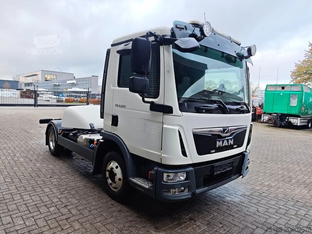 Podvozok s kabínou MAN TGL 8.220 4x2 Gearbox Powerpack Module defect!