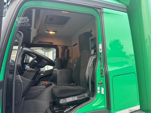 Фургон (грузовой автомобиль) MERCEDES-BENZ 1824 L Koffer 7.2 Seitentür  LBW 2t Kamera