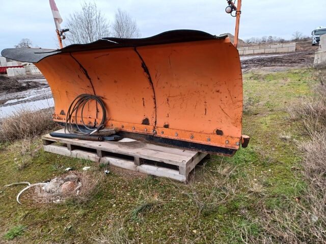 Özel amaçlı kamyon Iveco Magirus + Anhänger + Schiebenschild + Salzstreuer