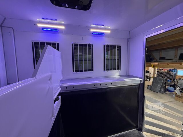 Boskapstransportör, hästtransportör Mercedes-Benz Fuso Pferdetransporter POP-Out 3 Stellplätze