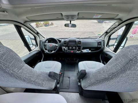 Polointegrovaný karavan Dethleffs Just 90 T 7052 DBM wenig km 1. Hand