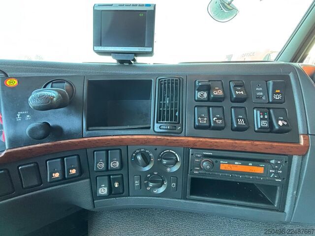 Prevoz v hladilniku/zamrzovalniku Volvo FM410 6x2*4 CARRIER SUPRA 950 MT / 2 ZONE FRIDGE