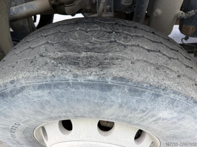 Betonszállító teherautó IVECO TRAKKER 400
