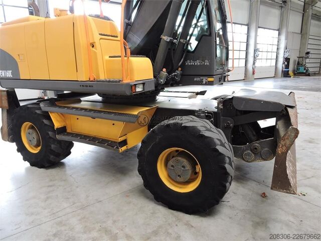 Pelle sur pneus VOLVO EW160C