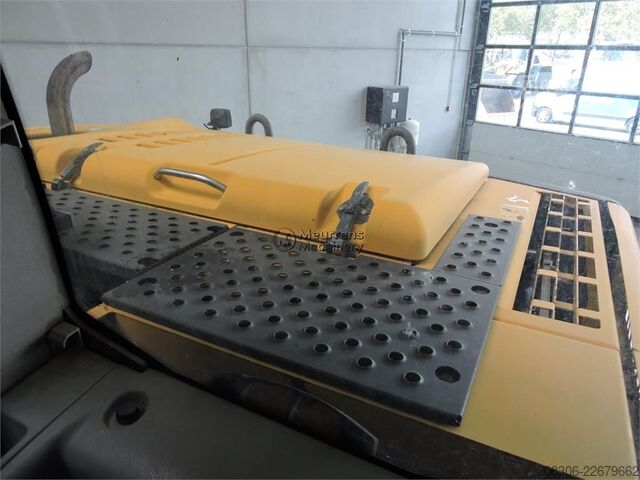 Pelle sur pneus VOLVO EW160C