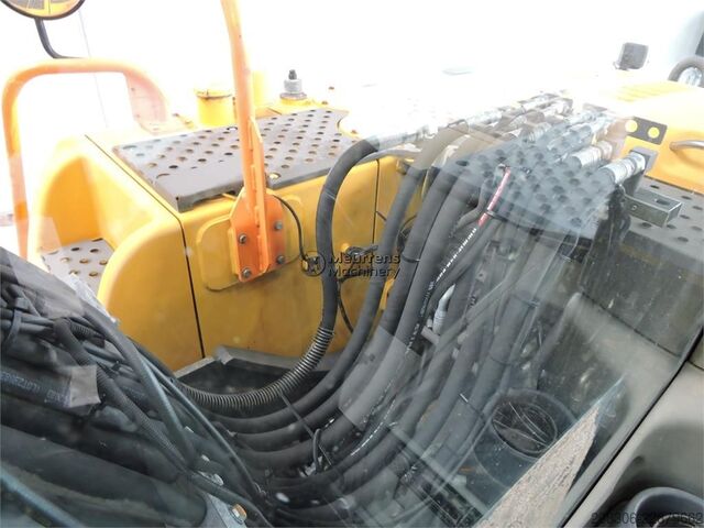 Pelle sur pneus VOLVO EW160C