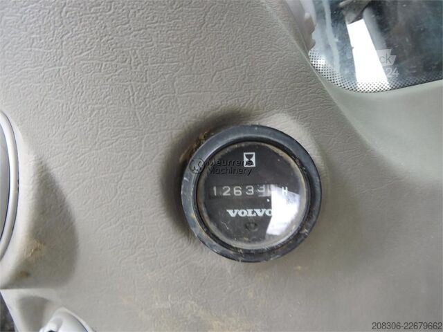 Pelle sur pneus VOLVO EW160C