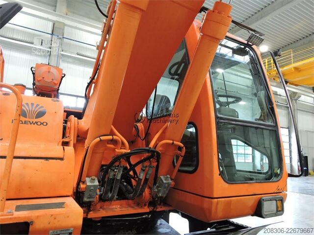 Pelle sur pneus DAEWOO S200W Belgium machine