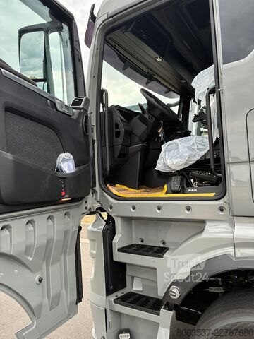 Tovornjak s kavljem za kontejnerje MAN TGX 37.540