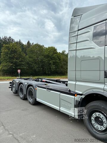 Tovornjak s kavljem za kontejnerje MAN TGX 37.540