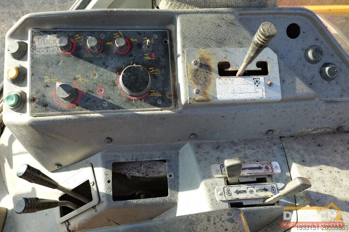 Traktori Massey Ferguson 3050 NL tractor 2wd met Dubex 21 meter spuit