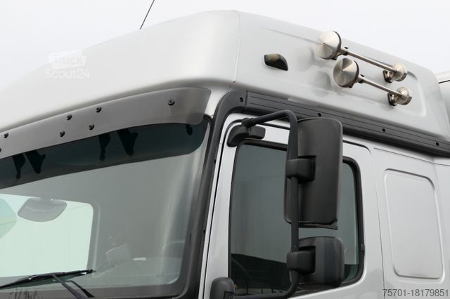 Furgão transportador de automóveis MERCEDES-BENZ Atego 822 Autotransporter Geschloss. Automatik