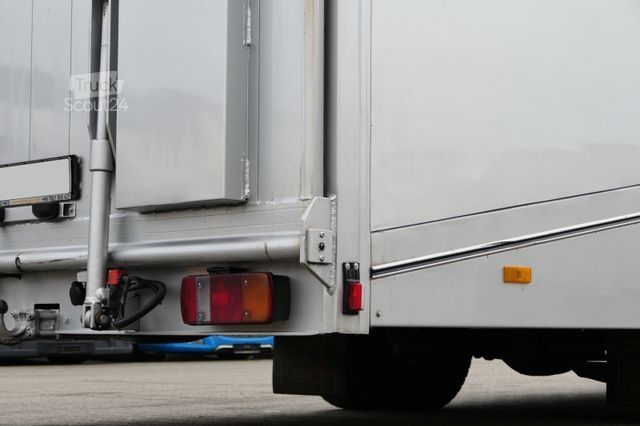 Furgão transportador de automóveis MERCEDES-BENZ Atego 822 Autotransporter Geschloss. Automatik