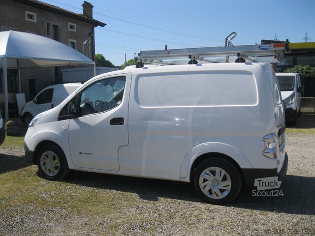 ван NISSAN E-NV200