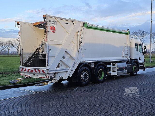 Véhicule de collecte des déchets SCANIA P340 CNG