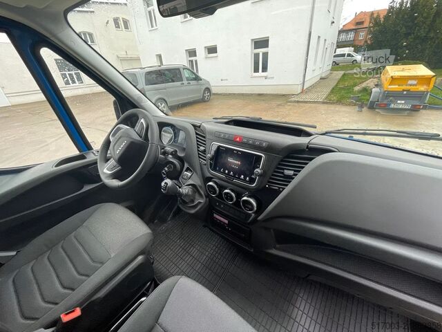 Vehicul de tractare IVECO Daily 50C18 Autotransporter 3-Achser Fahrzeugtransporter