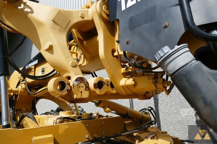 Równiarka Caterpillar 12M3