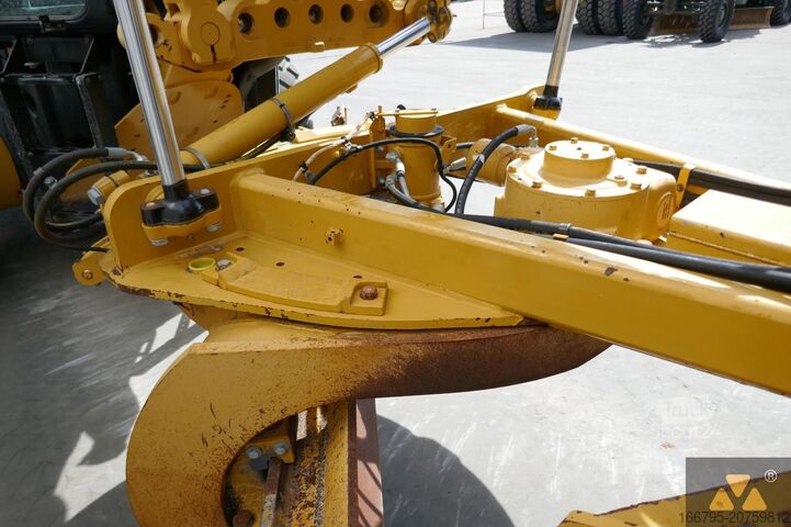 Równiarka Caterpillar 12M3