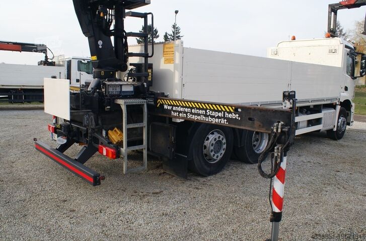 Tovornjak z ravnim naslonom in ponjavo Mercedes-Benz Arocs 2540 Kran Hiab 177K HIPRO