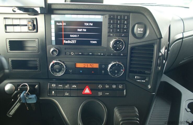 Tovornjak z ravnim naslonom in ponjavo Mercedes-Benz Arocs 2540 Kran Hiab 177K HIPRO