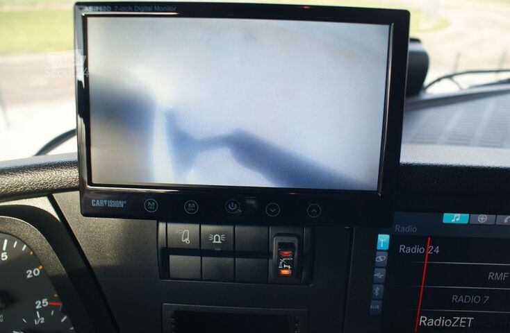 Tovornjak z ravnim naslonom in ponjavo Mercedes-Benz Arocs 2540 Kran Hiab 177K HIPRO