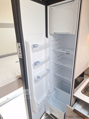 Ημιενσωματωμένο αυτοκινούμενο τροχόσπιτο BÜRSTNER Campeo TD 676 G