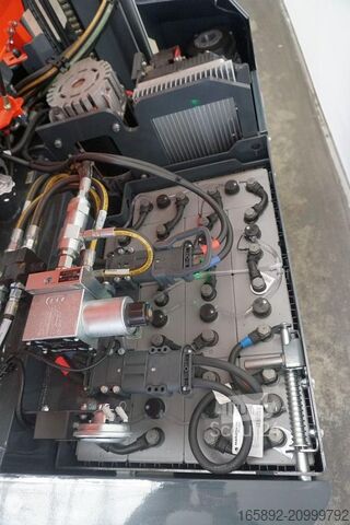 Carretilla retráctil de 4 vías Combilift CBE3000