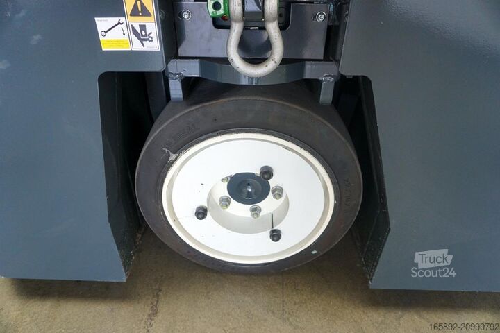 Carretilla retráctil de 4 vías Combilift CBE3000