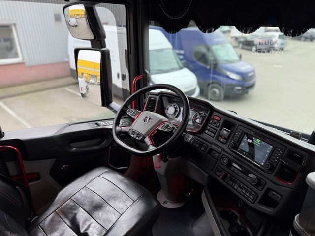 Standard tractor unit SCANIA S650 V8 Retarder ACC 2x Tank 1. Hand Vollausst.