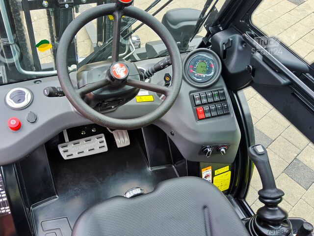 All-terrain forklift Manitou MC 30-4